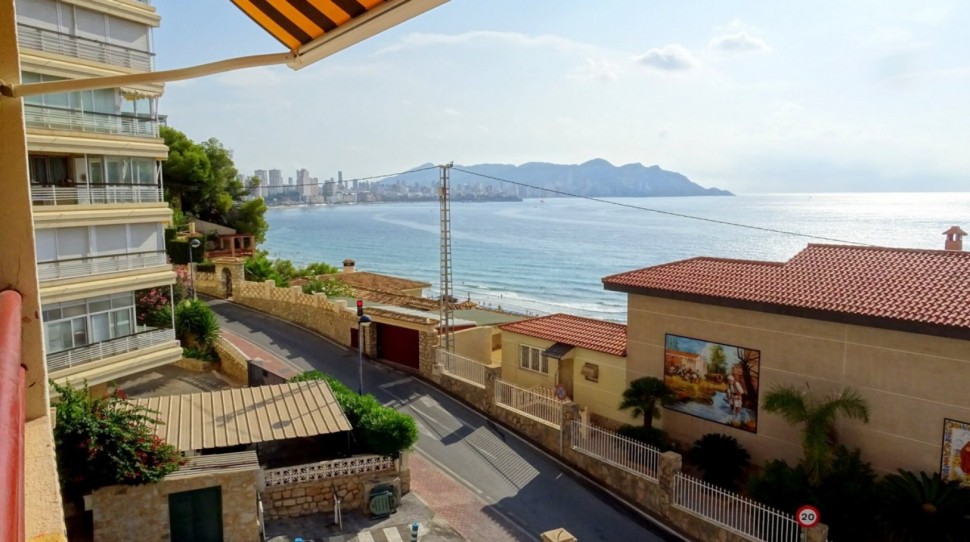 Солнечная квартира с видом на море и пляж Пониенте